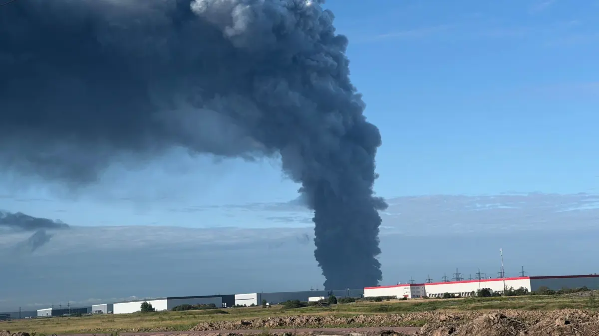 Ukraine-Krieg - Region St. Petersburg: ARCHIV - 24.07.2026, Russland, Region St. Petersburg: Brand nach ukrainischem Drohnenangriff im Leningrader Gebiet ausgebrochen. (zu dpa: «Weiteres Wildberries-Lager brennt nach Kiewer Drohnenangriff») Foto: --/dpa +++ dpa-Bildfunk +++