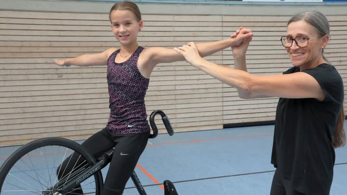 Petra Geyer beim Trainig mit einer Nachwuchssportlerin.