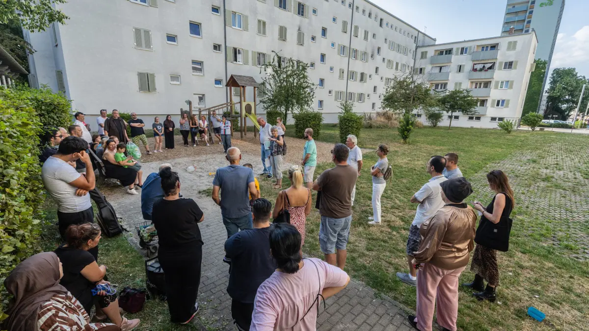 Protest-Mieterversammlung in Stuttgart-Rot: 01.08.2026, Stuttgart: Gemeinsam mit der Mieterinitiative Stuttgart hat die Anwohnerschaft in Stuttgart-Rot eine offizielle Protest-Mieterversammlung im Innenhof abgehalten. Die Anwohner möchten sich dagegen wehren, dass von der SWSG über den Herbst und Winter erneut Container aufgestellt werden sollen, in denen sie auf die Toilette gehen, duschen, Wäsche waschen und kochen sollen. Foto: Lichtgut/Christoph Schmidt