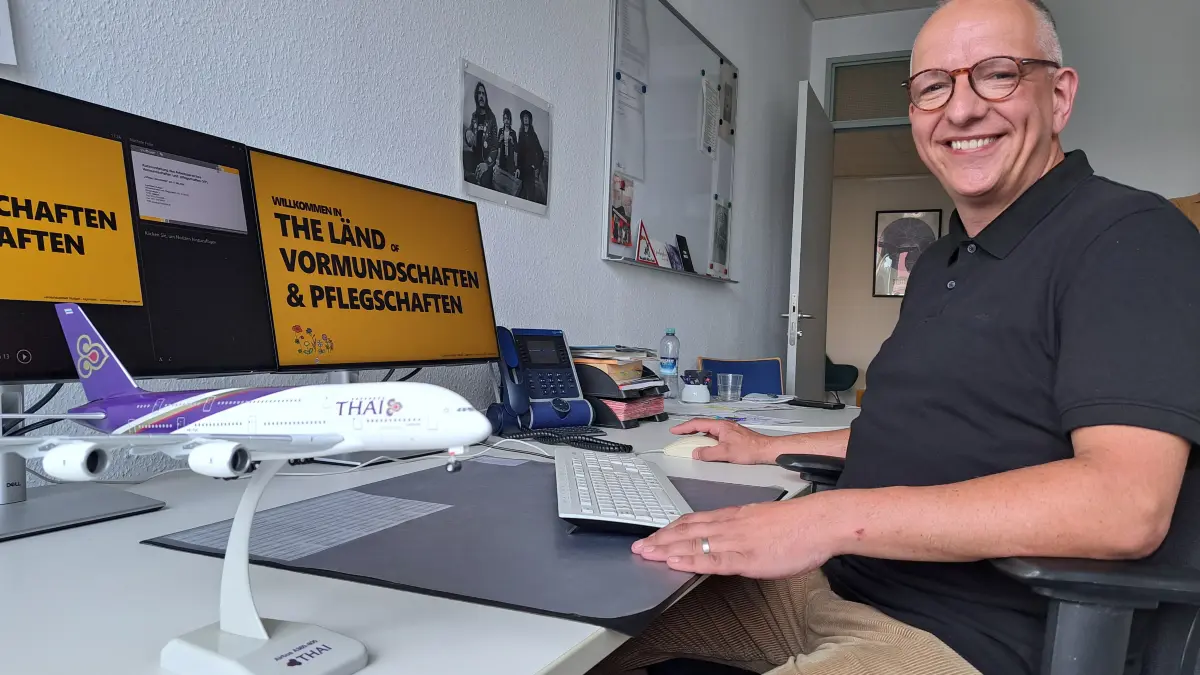 Thomas Stephan leitet die Vormundschafts-Abteilung im Jugendamt. Zu dem Flugzeug gibt es eine besondere Geschichte.