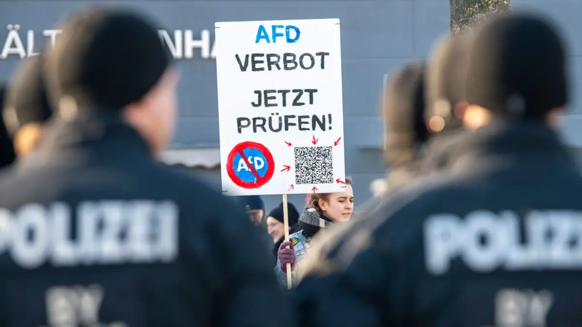 Widerspruch gegen AfD: ARCHIV - 20.12.2025, Bayern, Greding: Demonstranten protestieren gegen die Gründung des bayerischen Landesverbandes der AfD-Jugendorganisation. (zu dpa: «Mehr als 1.000 Juristen für AfD-Verbot») Foto: Stefan Puchner/dpa +++ dpa-Bildfunk +++
