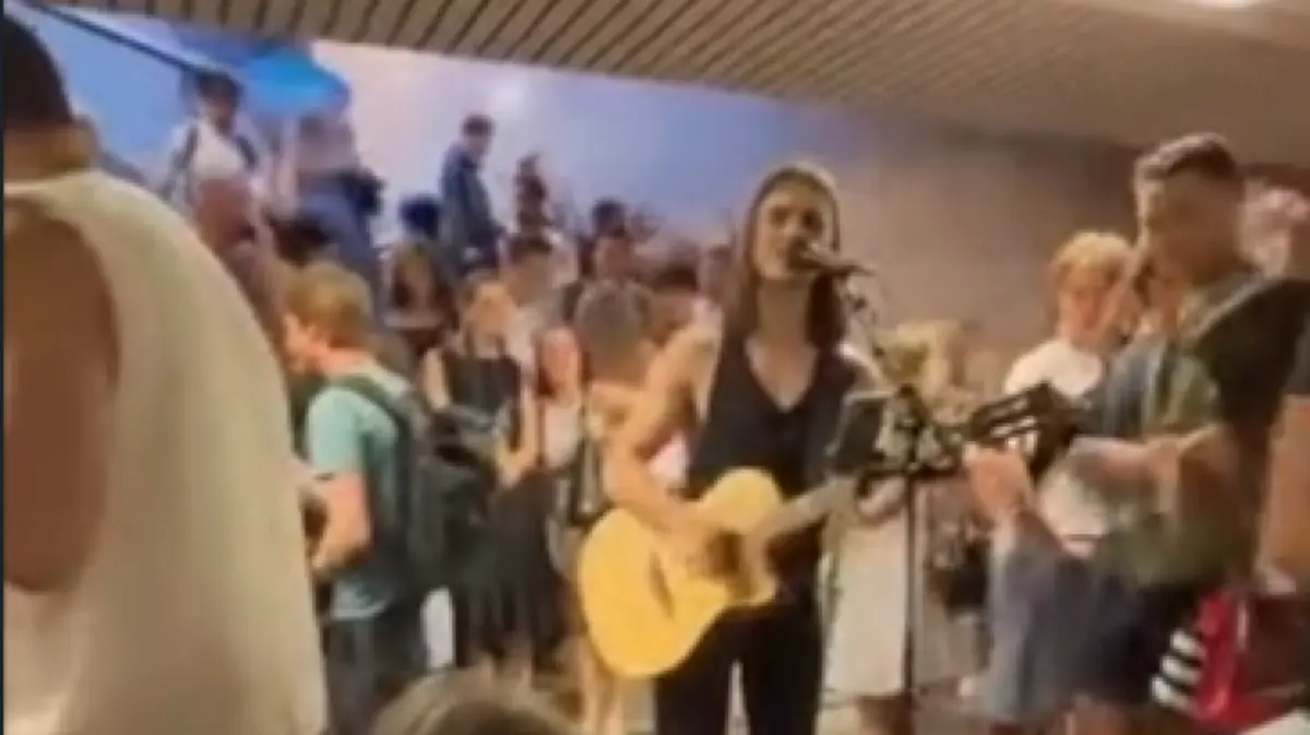 David Bel inmitten von Menschen in der Haltestelle am Marienplatz.