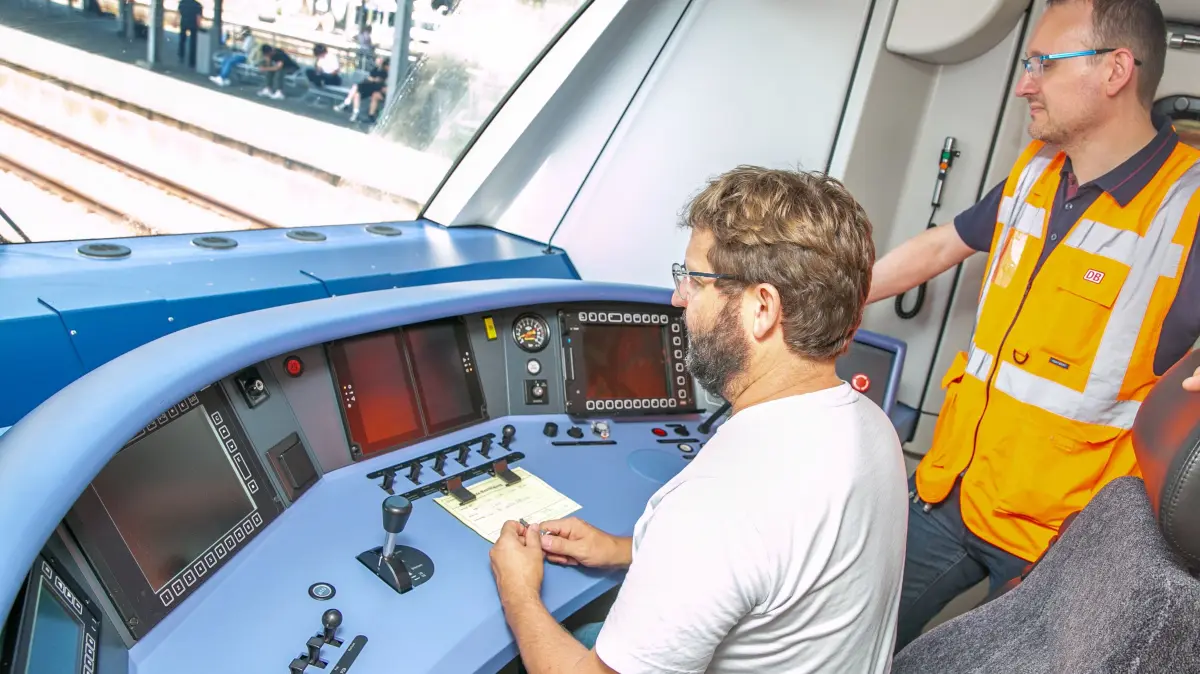 foto: Roberto Bulgrin
04. 08. 2026
Plochingen, Wie schwierig ist es, eine S-Bahn zu steuern. Selbstversuch im S-Bahnwerk
mit Milankovic, Christian und Mueller, Alexander