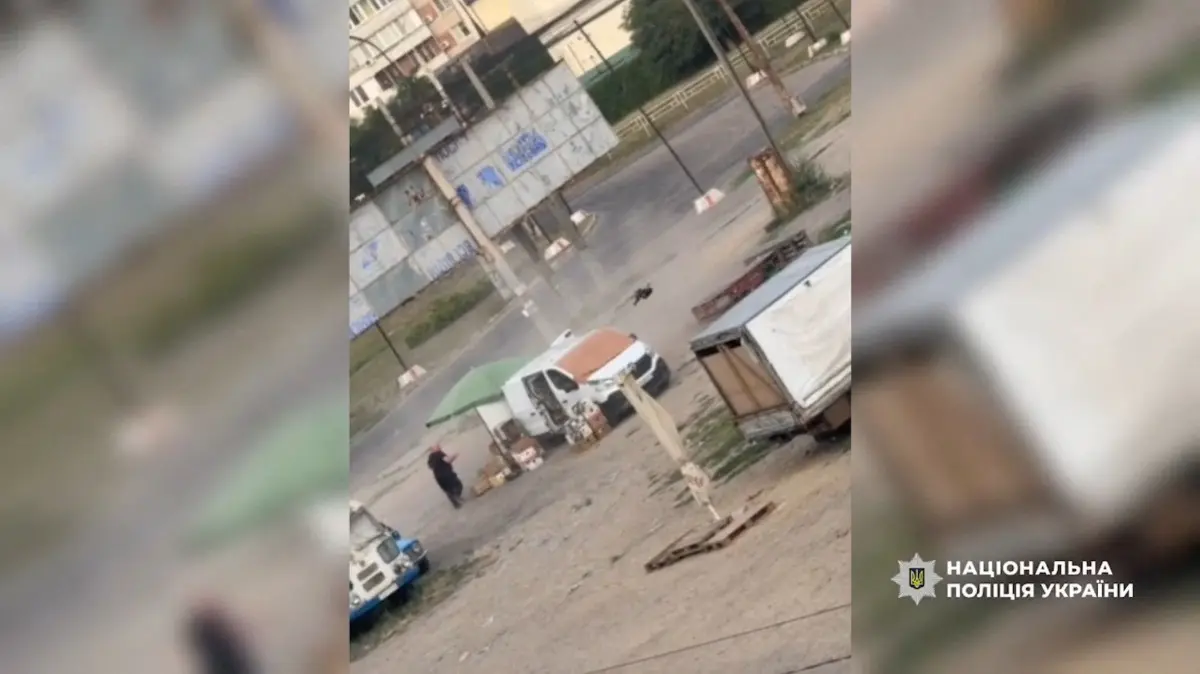 UKRAINE-RUSSIA-CONFLICT-WAR: In this video grab taken from a handout footage released on August 4, 2026 by National Police of Ukraine, shows a man selling vegetables being chased by a remotely piloted FPV (first-person view) drone before detonating at a street market in Kherson City. Ukraine expressed outrage on August 4, 2026 over a video showing a man chased by a drone in Kherson city and denounced it as a deliberate "hunt" and "safari" targeting civilians. In the footage, which could not immediately be verified by AFP, a man seeks shelter behind a vehicle from a remotely piloted FPV (first-person view) drone pursuing him before detonating its explosive charge. (Photo by Handout / National Police of Ukraine / AFP) / RESTRICTED TO EDITORIAL USE - MANDATORY CREDIT "AFP PHOTO / NATIONAL POLICE OF UKRAINE" - HANDOUT - NO MARKETING NO ADVERTISING CAMPAIGNS - DISTRIBUTED AS A SERVICE TO CLIENTS