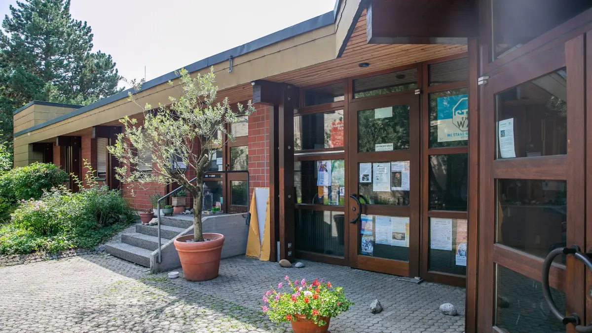 Im Ertinger Gemeindehaus der evangelischen Kirche in Oberesslingen werden Tauschaktionen für Bezahlkarten für Geflüchtete durchgeführt.