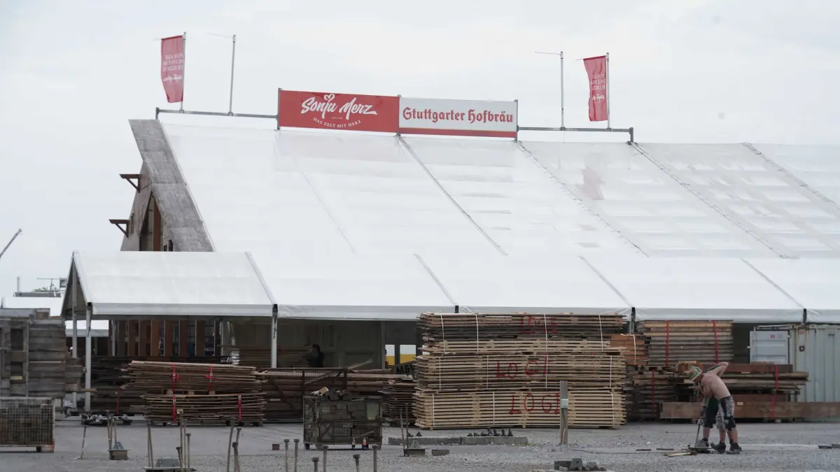 Trotz Hitze laufen die Arbeiten auf dem Wasen auf Hochtouren: Hier im Bild: das Sonja Merz-Festzelt.