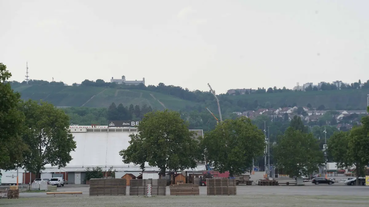 Am 25. September startet das Volkfest: Die Festzelte auf dem Cannstatter Wasen nehmen bereits Gestalt an.