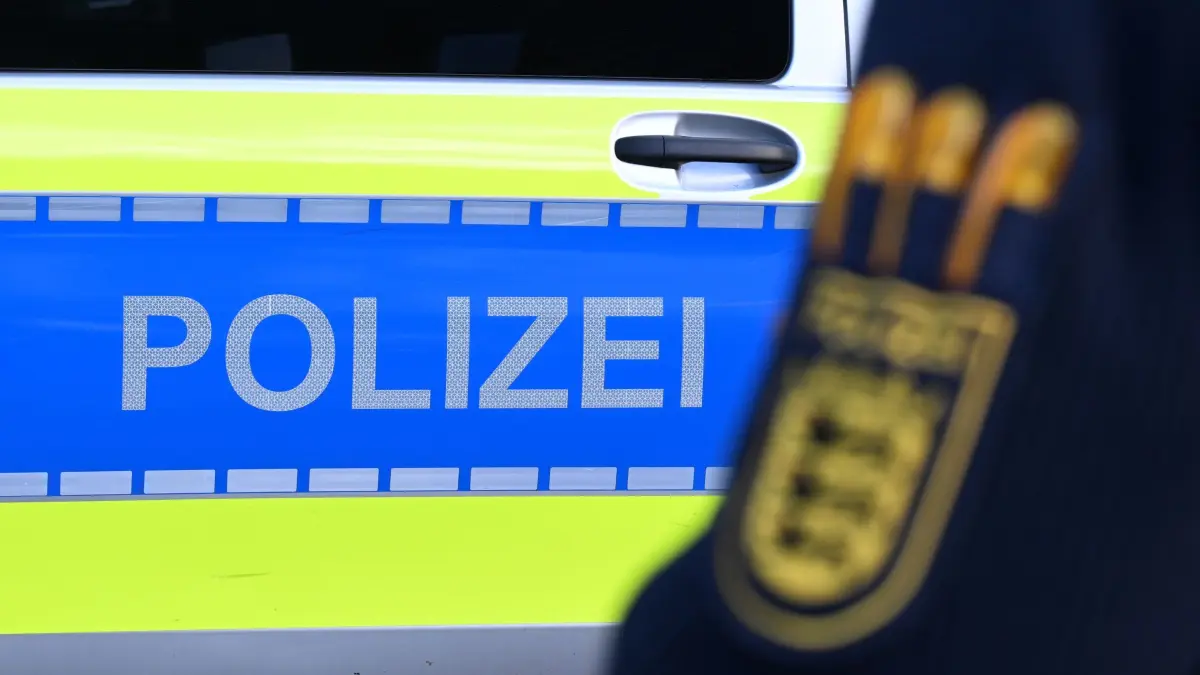 Polizei: ARCHIV - 03.12.2024, Baden-Württemberg, Stuttgart: Das Logo der Polizei auf der Dienstkleidung eines Polizisten. (zu dpa: «Tödlicher Unfall auf A5 – Schaulustige behindern Verkehr») Foto: Bernd Weißbrod/dpa +++ dpa-Bildfunk +++