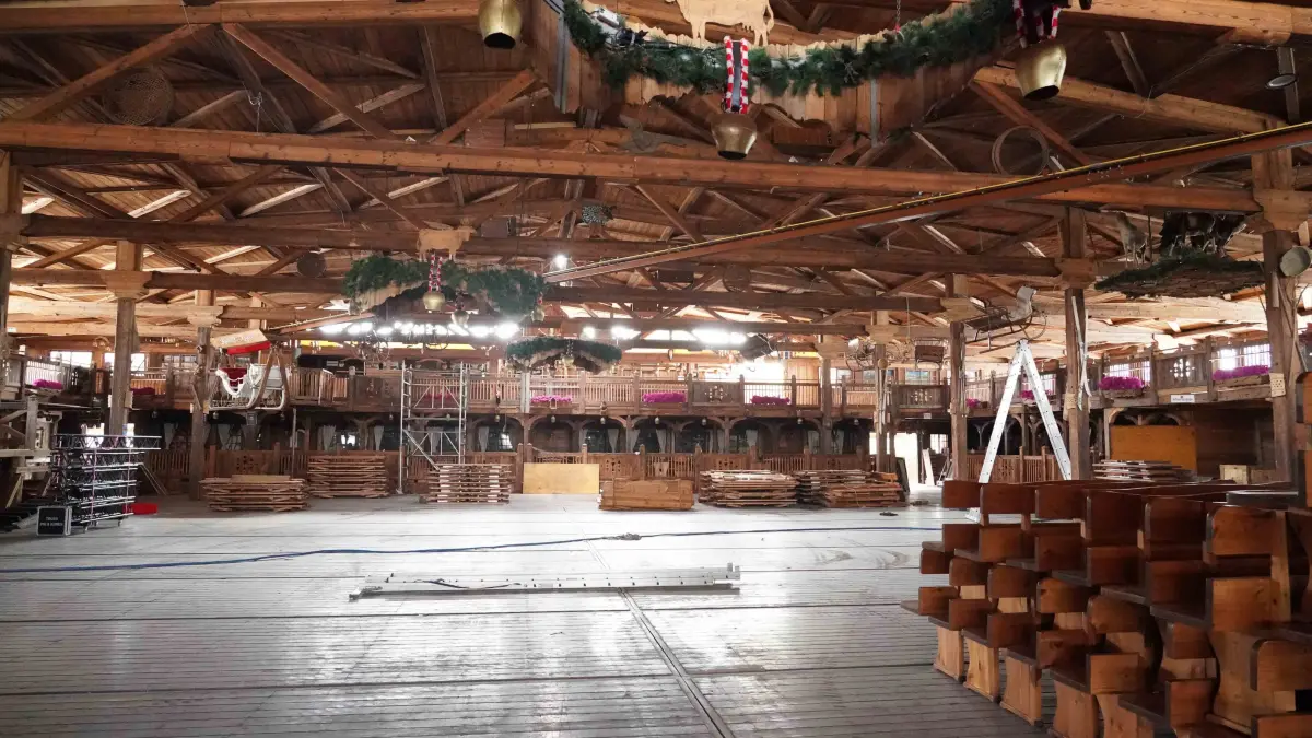 Die Almhütte Royal von Festwirtin Nina Renoldi im Aufbau.