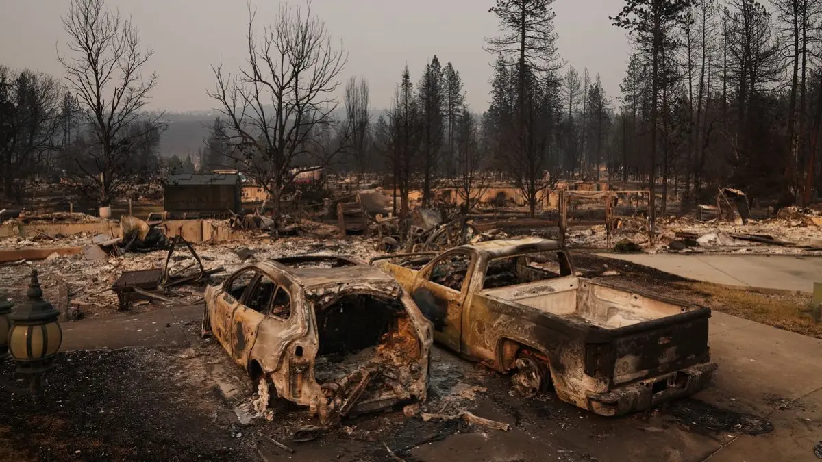 Dutzende Häuser sind bis auf die Grundmauern niedergebrannt, nachdem ein Waldbrand den nördlichen Teil von Spokane im US-Bundesstaat Washington heimgesucht hatte.