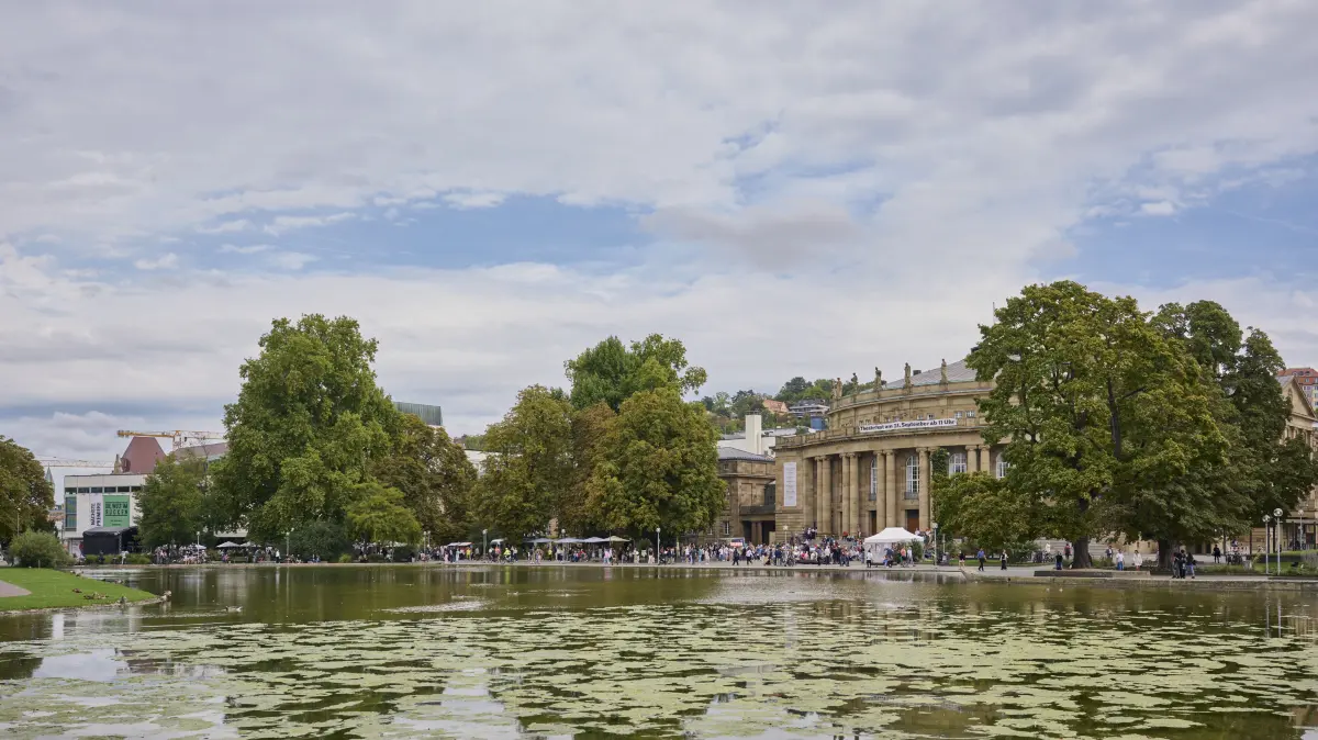 Am Eckensee wurde das Theaterfest im vergangenen Jahr zum lebendigen Treffpunkt für zahlreicheBesucher*innen. Auch in diesem Jahr lädt das Fest wieder zum Mitfeiern und Entdecken ein.