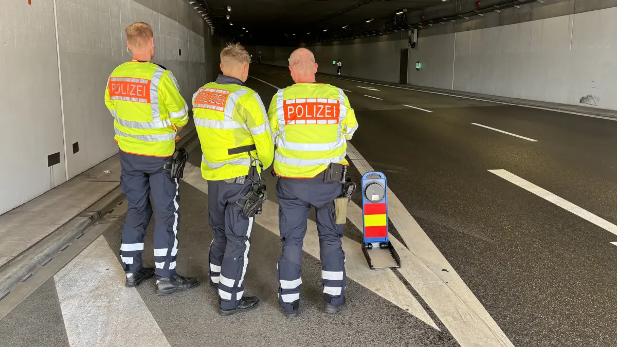 Polizisten der Motorradstaffel bei der Speedweek im Rosensteintunnel führen eine Verkehrsüberwachung aus