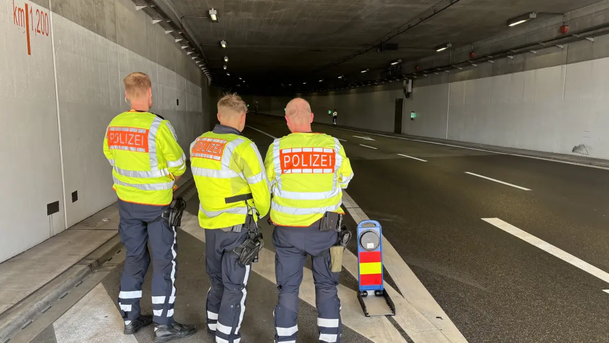 Polizisten der Motorradstaffel bei der Speedweek im Rosensteintunnel führen eine Verkehrsüberwachung aus