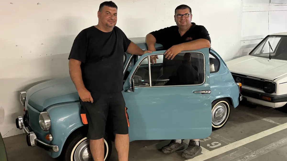 Diese Schrauber gibt es nur im Doppelpack: Zoran Vranjes (links) und sein älterer Bruder Ivan mit einem gerade restaurierten Fiat 500.