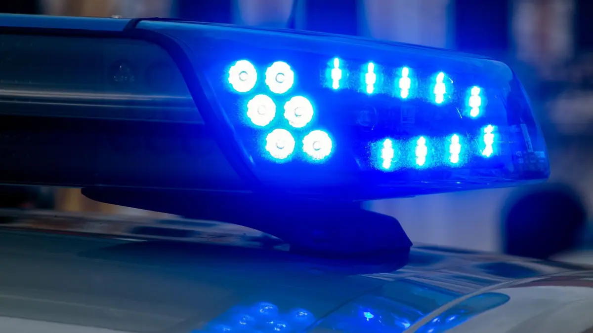 Unfall bei Aschersleben: Busfahrer verletzt, Autofahrer stirbt: ARCHIV - 09.03.2020, Sachsen-Anhalt, Magdeburg: Ein Blaulicht der Polizei leuchtet auf. (zu dpa: «Bei Aschersleben mit Linienbus kollidiert: Autofahrer stirbt») Foto: Klaus-Dietmar Gabbert/dpa-Zentralbild/dpa +++ dpa-Bildfunk +++
