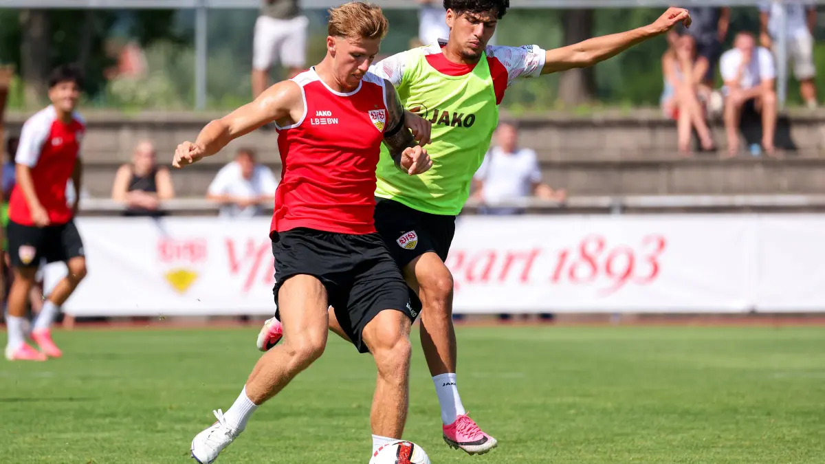 Fußball VfB Stuttgart Trainingslager: 05.08.2026, Deutschland, Grassau, Fußball Bundesliga, Saison 2026/2027, Trainingslager VfB Stuttgart, v.l. Finn Jeltsch, Ertugrul Yigit *** August 5, 2026, Germany, Grassau, Bundesliga, 20262027 season, VfB Stuttgart training camp, from left: Finn Jeltsch, Ertugrul Yigit