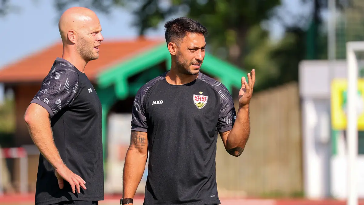 Fußball VfB Stuttgart Trainingslager: BAU // 05.08.2026, Deutschland, Grassau, Fußball Bundesliga, Saison 2026/2027, Trainingslager VfB Stuttgart, v.l. Standard-Trainer Philip Kipp, Co-Trainer Malik Fathi