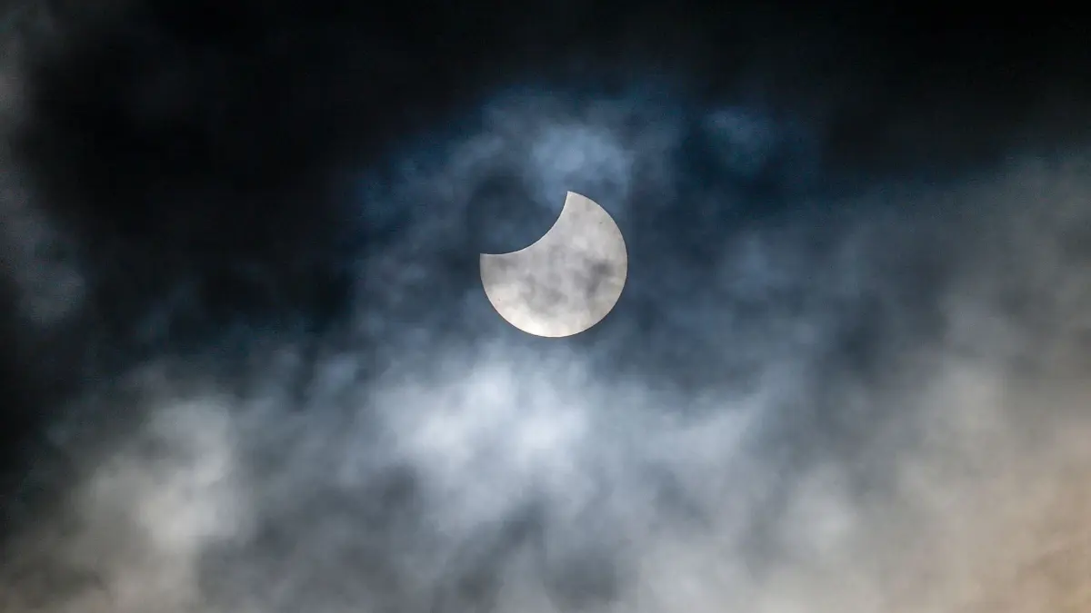 Partielle Sonnenfinsternis 2022: ARCHIV - Ganz schön was los am Himmel: Am 12. August wird in Deutschland eine partielle Sonnenfinsternis zu sehen sein. (zu dpa: «Partielle Sonnenfinsternis: So schützen Sie Ihre Augen») Foto: Axel Heimken/dpa/dpa-tmn - Honorarfrei nur für Bezieher des dpa-Themendienstes +++ dpa-Themendienst +++