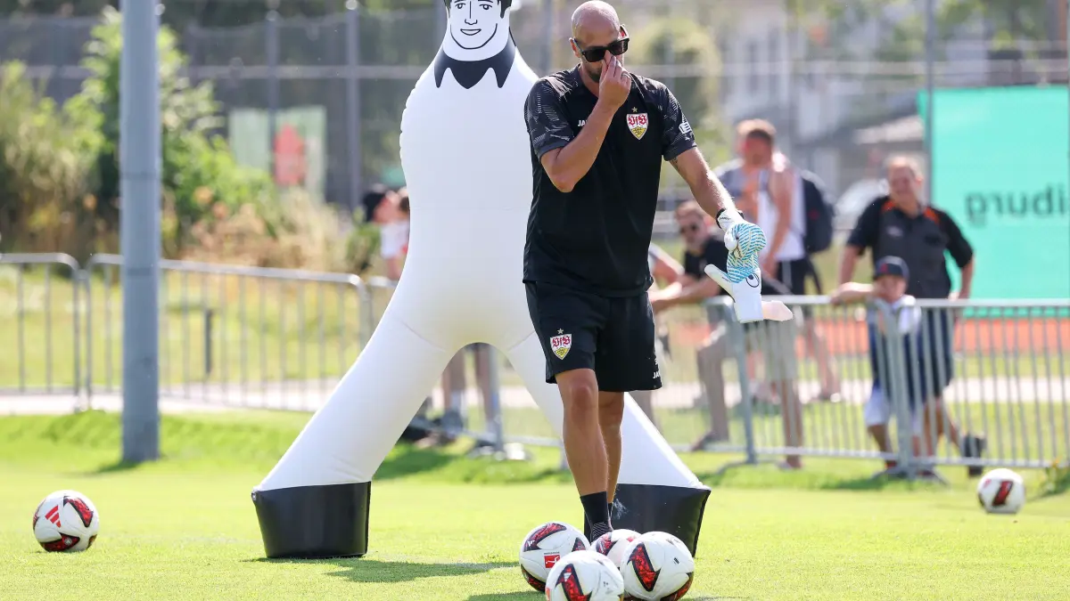 Fußball VfB Stuttgart Trainingslager: BAU // 05.08.2026, Deutschland, Grassau, Fußball Bundesliga, Saison 2026/2027, Trainingslager VfB Stuttgart, Torwart-Trainer Steffen Krebs mit Brille