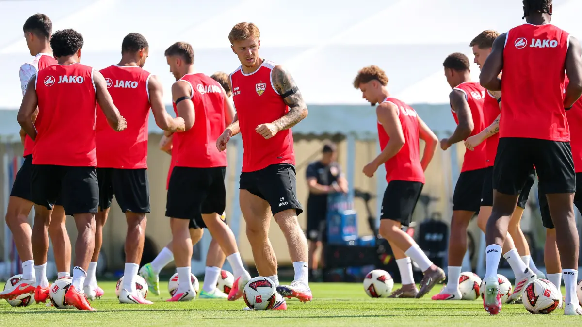 Fußball VfB Stuttgart Trainingslager: BAU // 05.08.2026, Deutschland, Grassau, Fußball Bundesliga, Saison 2026/2027, Trainingslager VfB Stuttgart, v.l. Finn Jeltsch