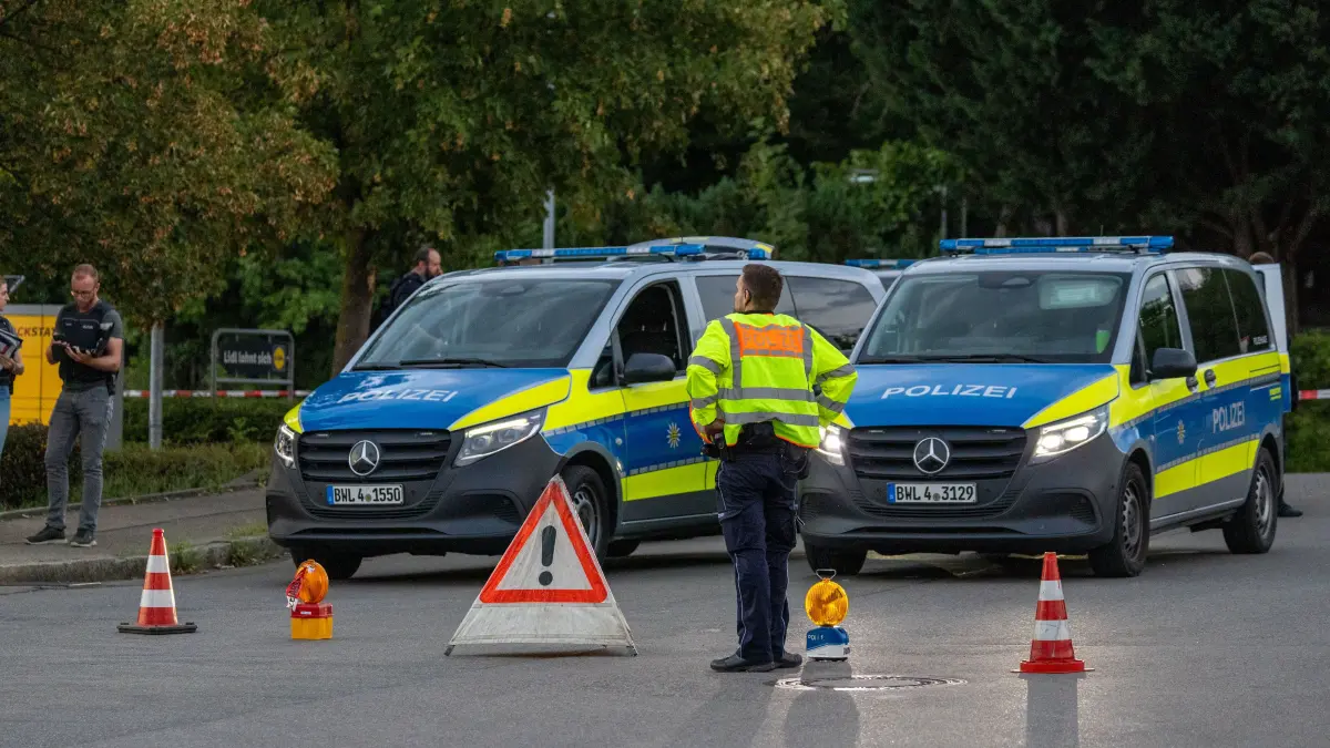 Polizeiensatz bei Lidl Filiale Pfullinger Str. 2 in Eningen unter Achalm, nach Schuessen , 05.08.2026, : In Eningen unter Achalm läuft am heutigen Mittwochabend (5. August 2026) ein großer Polizeieinsatz, da in unmittelbarer Nähe einer Lidl-Filiale Schüsse auf ein Fahrzeug abgegeben wurden
Foto Eibner-Pressefoto/Drofitsch