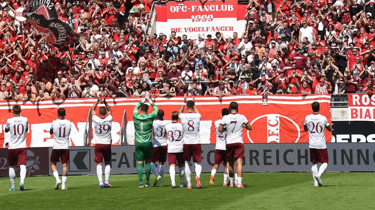 25.07.2026 xhpx Offenbach am Main, Plutos Stadion am Bieberer Berg - Jubiläumsspiel Kickers Offenbach OFC - Bayer 04 Leverkusen. Die Manschaft vor den Fans /Ultras in der Stehtribühne *** July 25, 2026 xhpx Offenbach am Main, Plutos Stadium at Bieberer Berg Anniversary Match: Kickers Offenbach vs. OFC Bayer 04 Leverkusen The team in front of the fans Ultras in the standing section
