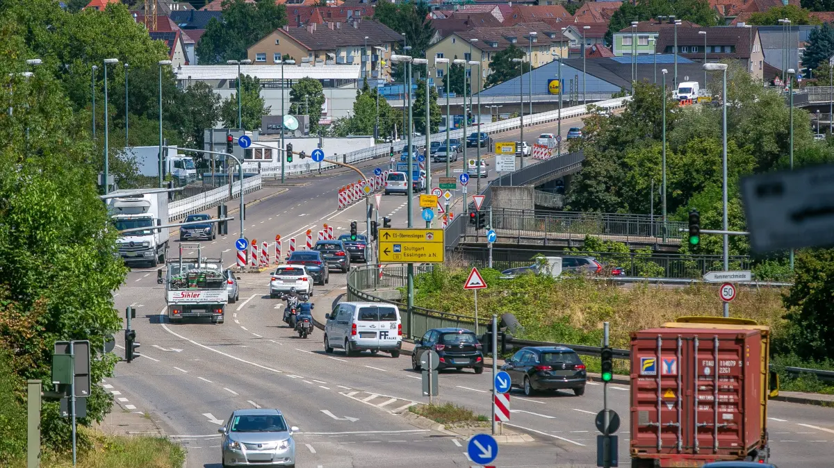 Beim Bau des neueren Teils der Adenauerbrücke sollen in den 1970er Jahren Konstruktionsfehler begangen worden sein.