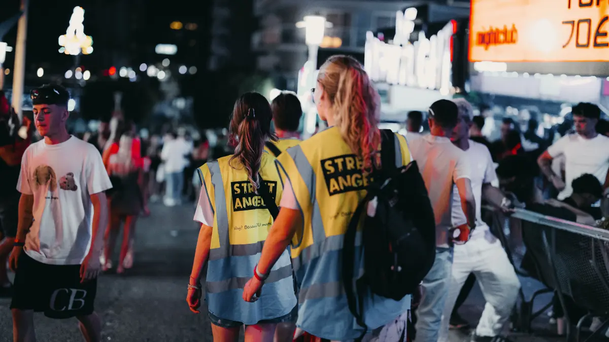 Die "Street Angels" der Initiative kümmern sich um orientierungslose Party-Urlauber