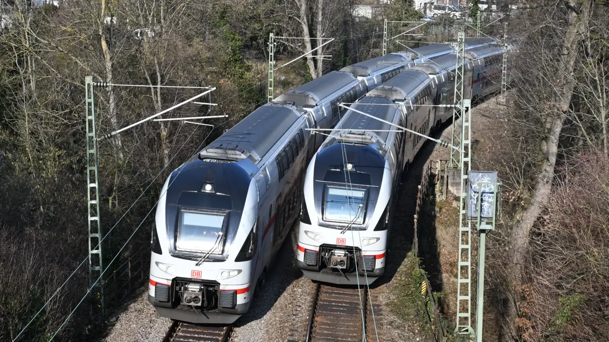 ARCHIV - 19.02.2025, Baden-Württemberg, Stuttgart: Zwei Regionalzüge fahren auf der Gäubahnstrecke. Der innerstädtische Streckenabschnitt der Gäubahn wird wegen seines Ausblicks auf die Stadt Stuttgart auch Panoramabahn genannt. (zu dpa: «Bauarbeiten auf der Gäubahn – weniger IC-Züge nach Zürich») Foto: Bernd Weißbrod/dpa +++ dpa-Bildfunk +++