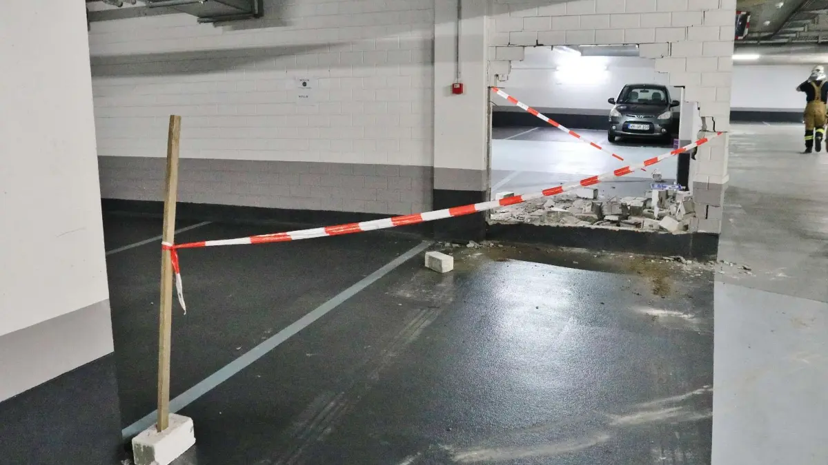 Spektakulärer Crash im Parkhaus in Backnang: Auto durchbricht Innenwand und bleibt stecken