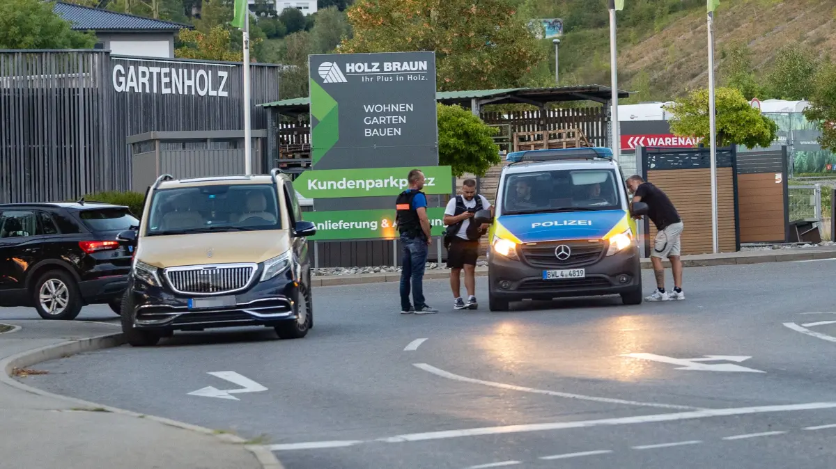 Auf den Mercedes links wurde geschossen: Ein Unbekannter gab gezielte Schüsse auf die Windschutzscheibe ab.