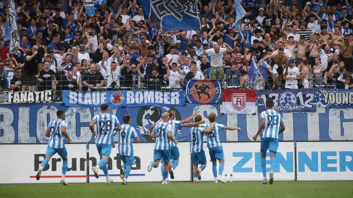 Stuttgart , Fußball Regionalliga , Stuttgarter Kickers vs. Eintracht Frankfurt II , Jubel Kickers bei den Fans *** Stuttgart , Soccer Regionalliga , Stuttgarter Kickers vs Eintracht Frankfurt II , Cheers Kickers among the fans