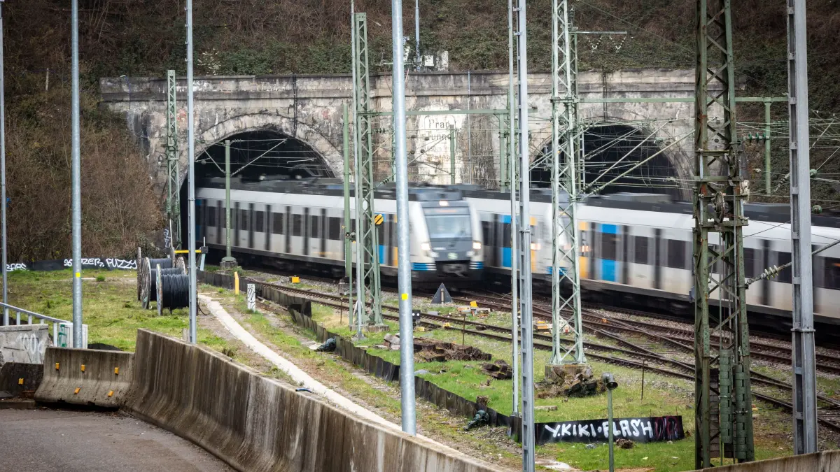 Stuttgart, Baden-Württemberg, 16.03.2026:
Der Pragtunnel zwischen Feuerbach und Nordbahnhof muss saniert werden. In zwei Phasen im Mai und im August ist die Röhre gesperrt.
Im Bild: Zwei S-Bahnen fahren in bzw. aus der Röhre am Tunnelportal in Richtung Nordbahnhof.
Notiz: No model release. Kein Einverständnis für Werbung, keine Weitergabe an Dritte.