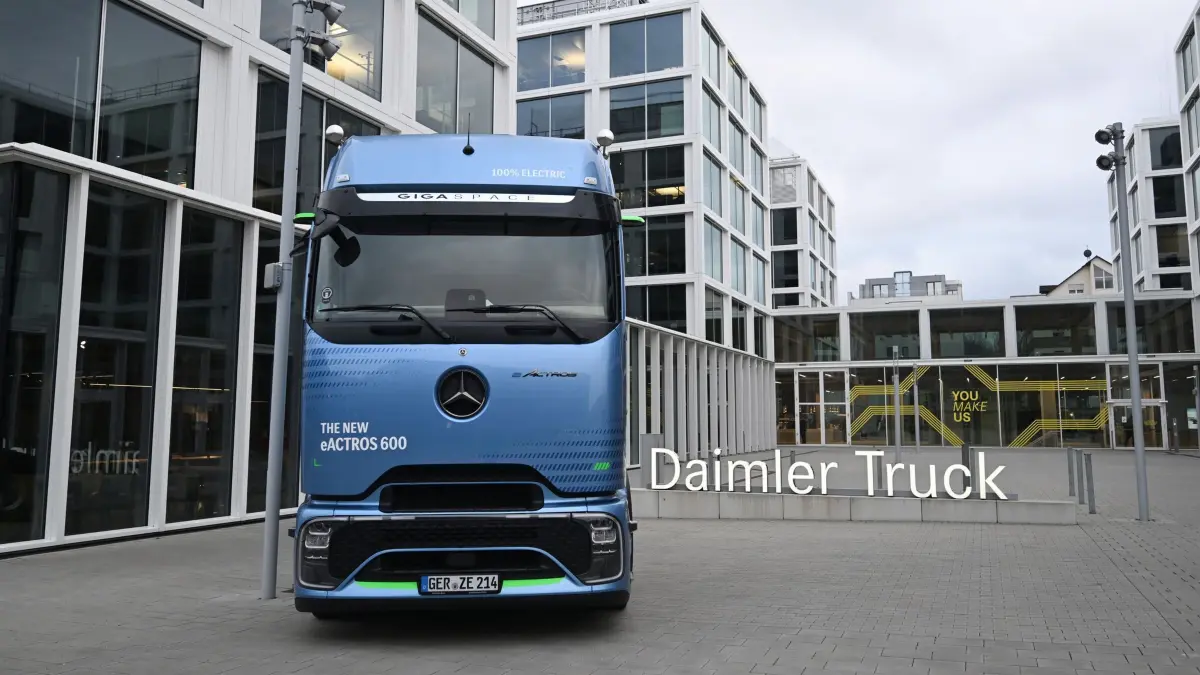 Daimler Truck: ARCHIV - 14.03.2025, Baden-Württemberg, Leinfelden-Echterdingen: Ein Mercedes-Benz Lastwagen steht vor der Zentrale von Daimler Truck. Bei der Bilanz-Pressekonferenz werden die Geschäftszahlen des vergangenen Jahres vorgestellt. (zu dpa: «Dax-Konzern Daimler Truck: Gewinn um 48 Prozent eingebrochen») Foto: Bernd Weißbrod/dpa +++ dpa-Bildfunk +++