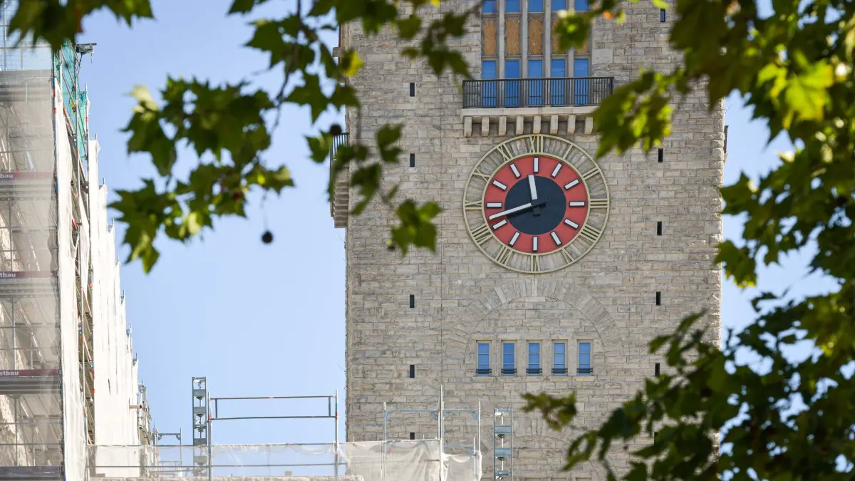 Uhr steht, Hauptbahnhof : Stuttgart, Erst vor drei Monaten wurde die Uhr am Hauptbahnhof nach langer Sanierung in Betrieb genommen. Jetzt steht sie seit einigen schon wieder.