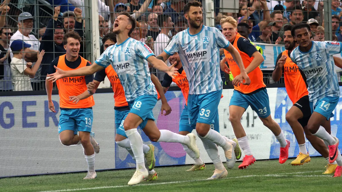 2026.08.07, Deutschland, Stuttgart-Degerloch, Fußball Stuttgarter Kickers vs. SSV Ulm, vorn v.l. Nevio Schembri, Torschütze Maximlian Zaiser, Dejan Bozic, Christoph Meister, Melkamu Frauendorf jubeln über das Tor zun 3:1 *** August 7, 2026, Germany, Stuttgart Degerloch, soccer match between Stuttgarter Kickers and SSV Ulm in the foreground, from left: Nevio Schembri, goal scorer Maximlian Zaiser, Dejan Bozic, Christoph Meister, and Melkamu Frauendorf celebrate the goal that made the score 31