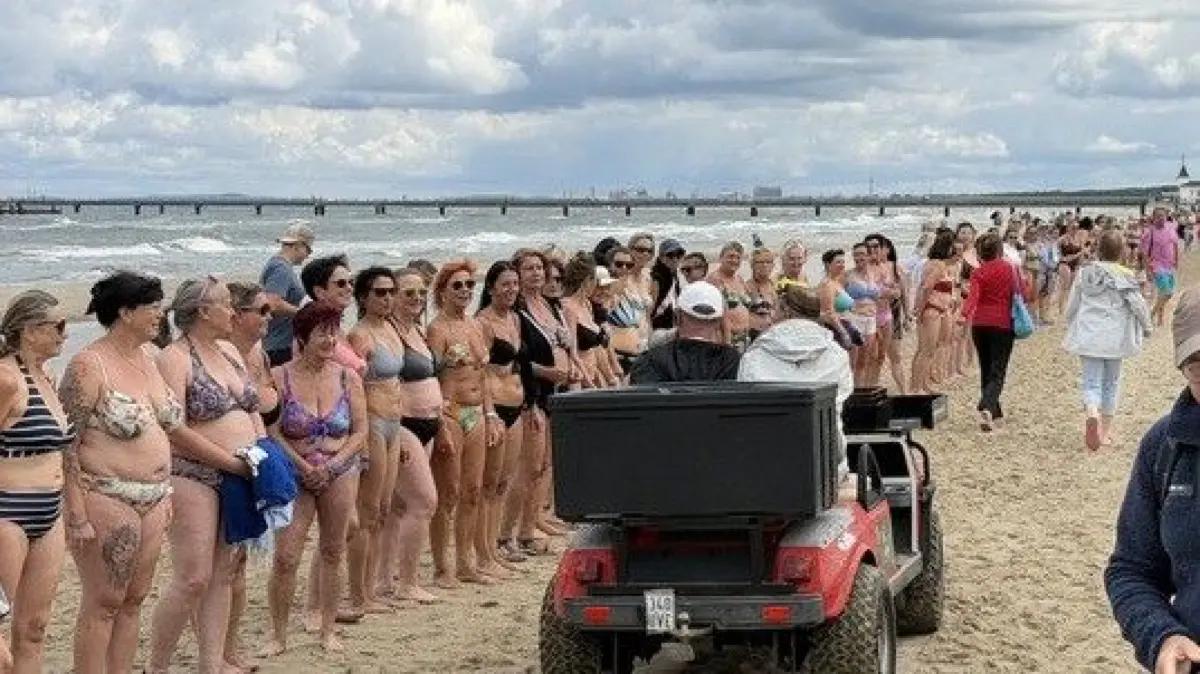 Usedom feiert Bikinigeburtstag mit 240 frierenden Damen. Die Schlange an der Ostseeküste ist für 17 Grad Celsius wohl Weltrekord.
