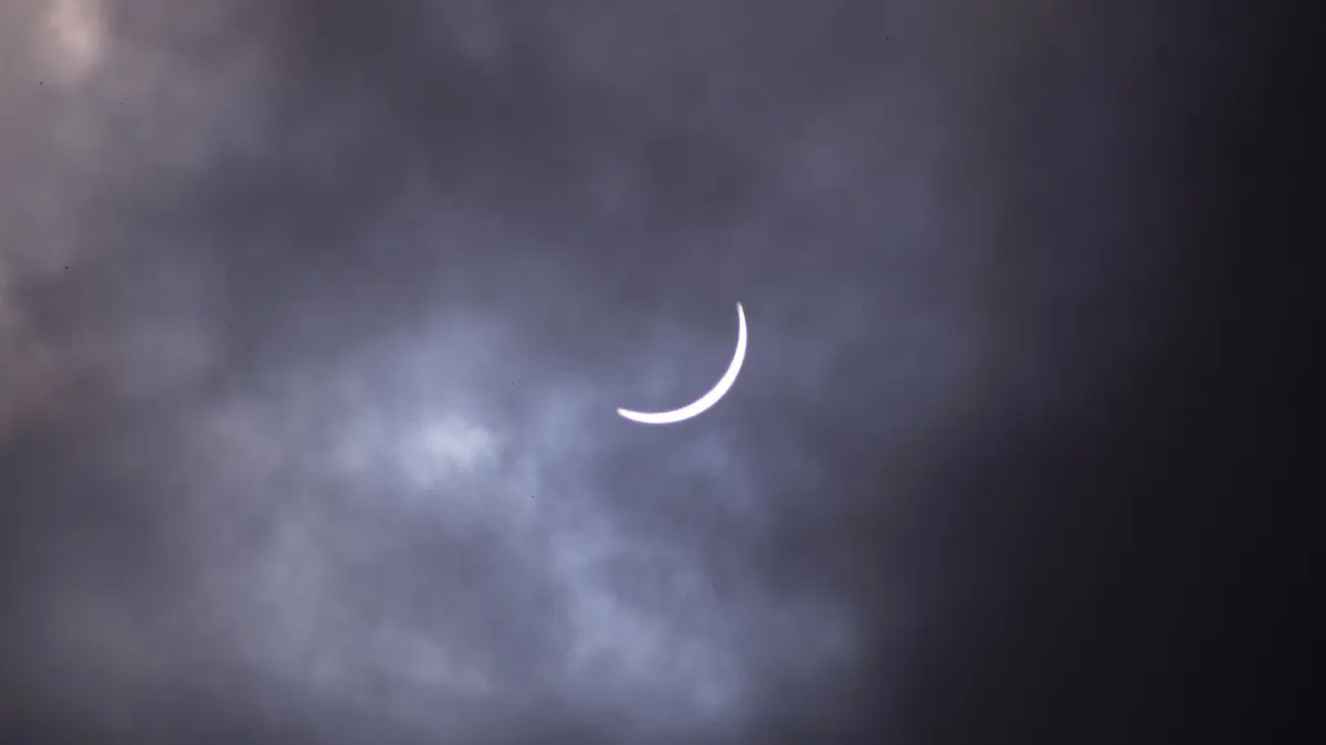 Die partielle Sonnenfinsternis im März 2006 - leicht verschleiert damals durch einen Wolkennebel.