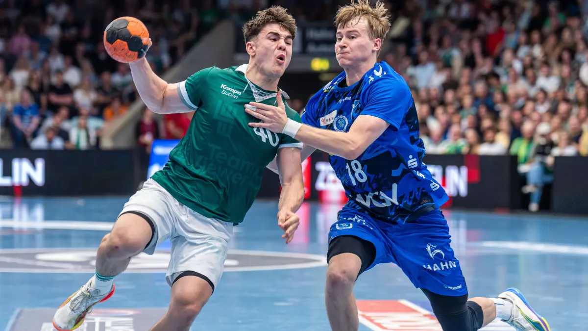 Elias Newel Frisch Auf Goeppingen, 40 im Zweikampf mit Linus Schmid TVB Stuttgart, 18, Frisch Auf Goeppingen vs. TVB Stuttgart, Handball, 1. Bundesliga, Herren, Spielzeit 2025/2026, 03.06.2026, Frisch Auf Goeppingen vs. TVB Stuttgart, Handball, 1. Bundesliga, Herren, Spielzeit 2025/2026, 03.06.2026 Goeppingen *** Elias Newel Frisch Auf Goeppingen, 40 in duel with Linus Schmid TVB Stuttgart, 18 , Frisch Auf Goeppingen vs TVB Stuttgart, Handball, 1 Bundesliga, Men, Season 2025 2026, 03 06 2026, Frisch Auf Goeppingen vs TVB Stuttgart, Handball, 1 Bundesliga, Men, Season 2025 2026, 03 06 2026 Goeppingen Copyright: xEibner-Pressefoto/MichaelxSchmidx EP_MST