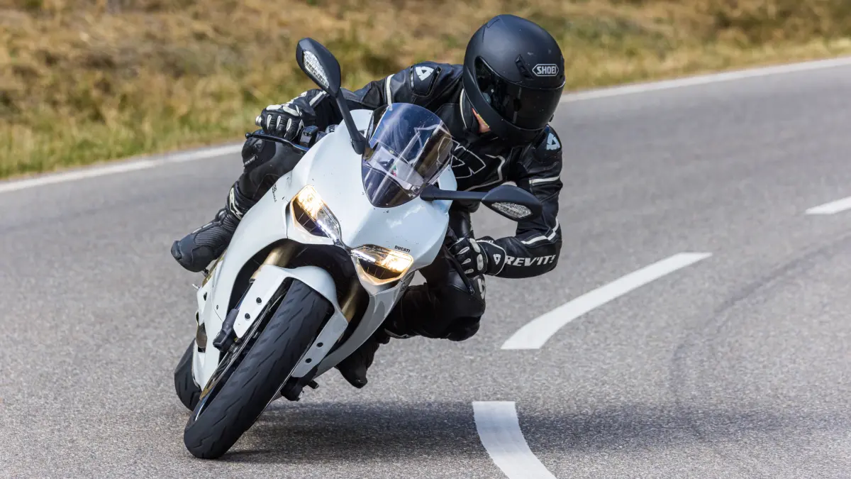 Im Südschwarzwald ist auf einer kurvigen Strecke bei St. Blasien in Süddeutschland ein Motorradfahrer unterwegs. St. Blasien, Deutschland, 01.08.2022