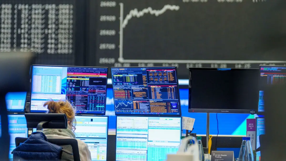 Dax: ARCHIV - 03.08.2026, Hessen, Frankfurt am Main: Eine Händlerin sitzt im Handelssaal vor ihren Bildschirmen.
(zu dpa: «Dax legt moderat zu») Foto: Andreas Arnold/dpa +++ dpa-Bildfunk +++