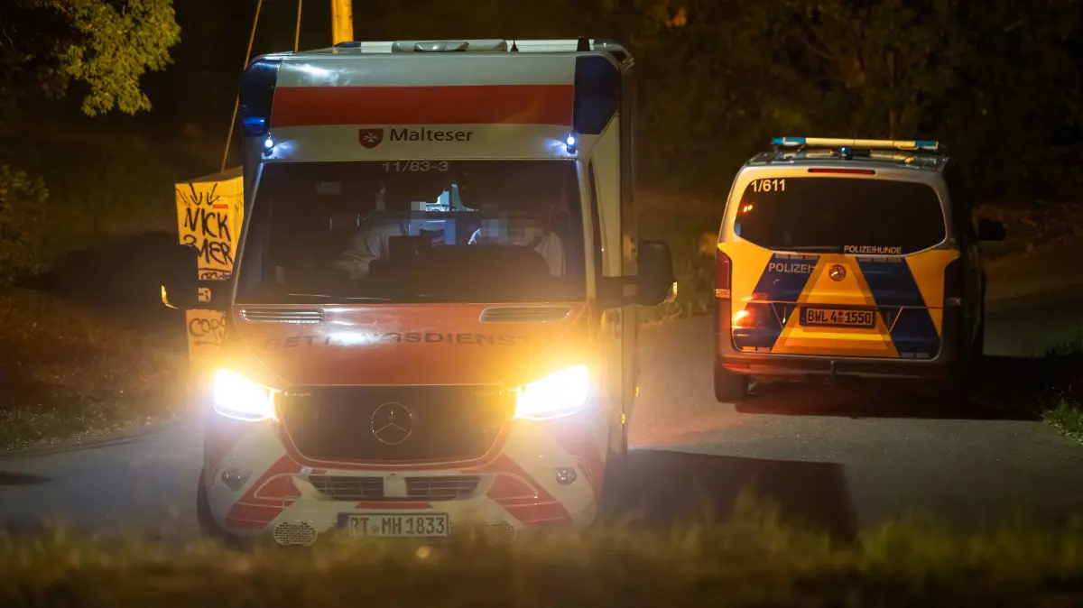 In der Nacht zum Donnerstag wurden Polizei und Rettungskräfte zu einem Vorfall in der Sickenhäuser Straße in Reutlingen gerufen. Ein 40-Jähriger steht im Verdacht, seine Ex-Partnerin und einen Nachbarn mit einem Messer angegriffen zu haben.
