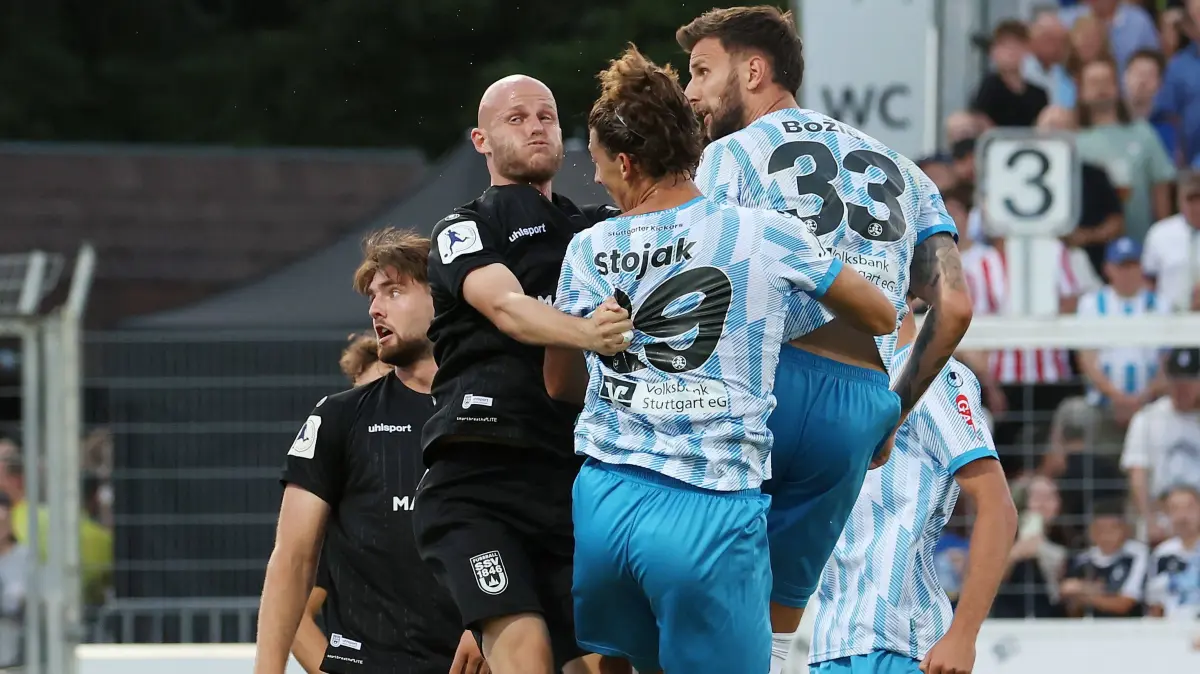 Fußball Stuttgarter Kickers vs. SSV Ulm: 2026.08.07, Deutschland, Stuttgart-Degerloch, Fußball Stuttgarter Kickers vs. SSV Ulm, Torschütze Dejan Bozic Kickers, rechts köpft das Tor zum 1:1 *** August 7, 2026, Germany, Stuttgart Degerloch, Soccer: Stuttgarter Kickers vs. SSV Ulm Dejan Bozic of the Kickers scores the goal to tie the game at 11 with a header from the right