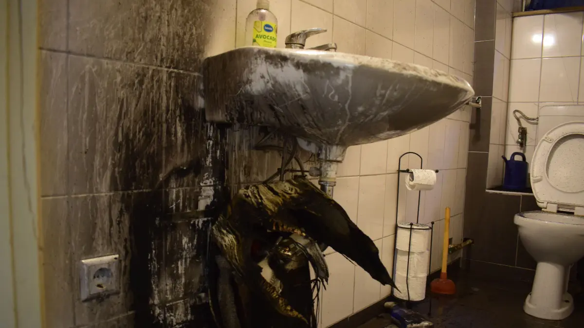 Am Samstagnachmittag kam es in einer Gaststaette in Gerlingen-Gehenbuehl zu einem Brand. Nach ersten Informationen der Feuerwehr war auf der Gaestetoilette ein Warmwasserboiler in Brand geraten.<br />
<br />
Durch das Feuer entstand an der Toilette ein nicht unerheblicher Sachschaden. Die alarmierten Einsatzkraefte der Feuerwehr konnten den Brand schnell unter Kontrolle bringen und eine weitere Ausbreitung verhindern.<br />
<br />
Verletzt wurde nach bisherigen Erkenntnissen niemand. Der Betrieb der Gaststaette kann trotz des Brandereignisses fortgefuehrt werden. Ob sich zum Zeitpunkt des Brandausbruchs Gaeste in der Lokalitaet aufhielten, ist derzeit nicht bekannt.<br />
<br />
Die genaue Brandursache sowie die Hoehe des entstandenen Sachschadens sind Gegenstand weiterer Ermittlungen.