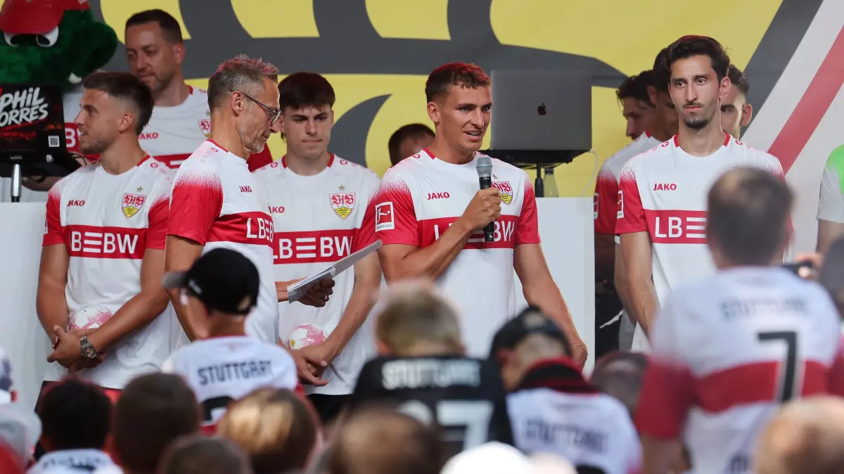 VfB Stuttgart Saisoneröffnung : BAU // Stuttgart , VfB Stuttgart Saisoneröffnung VfB Stuttgart vs. Everton FC, vorne v.l. Grischa Prömmel (am Mikrofon), Atakan Karazor