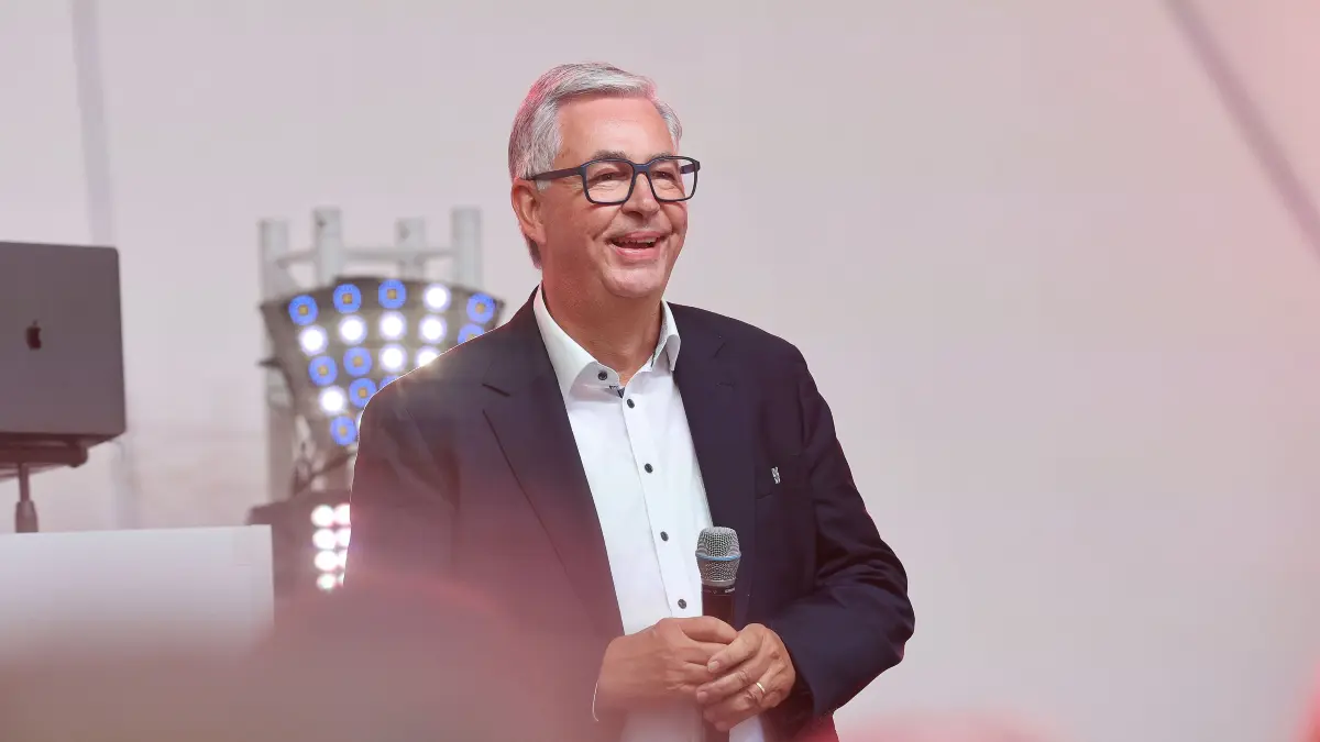 VfB Stuttgart Saisoneröffnung : BAU // Stuttgart , VfB Stuttgart Saisoneröffnung , Präsidium auf der Bühne , Präsident Dietmar Allgaier