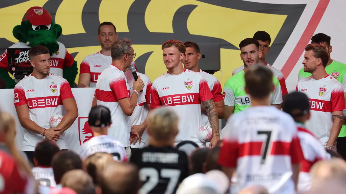 VfB Stuttgart Saisoneröffnung : BAU // Stuttgart , VfB Stuttgart Saisoneröffnung VfB Stuttgart vs. Everton FC, v.l. Ermedin Demirovic, StadionSprecher Holger Laser, Finn Jeltsch, Dennis Seimen, Maximilian Mittelstädt