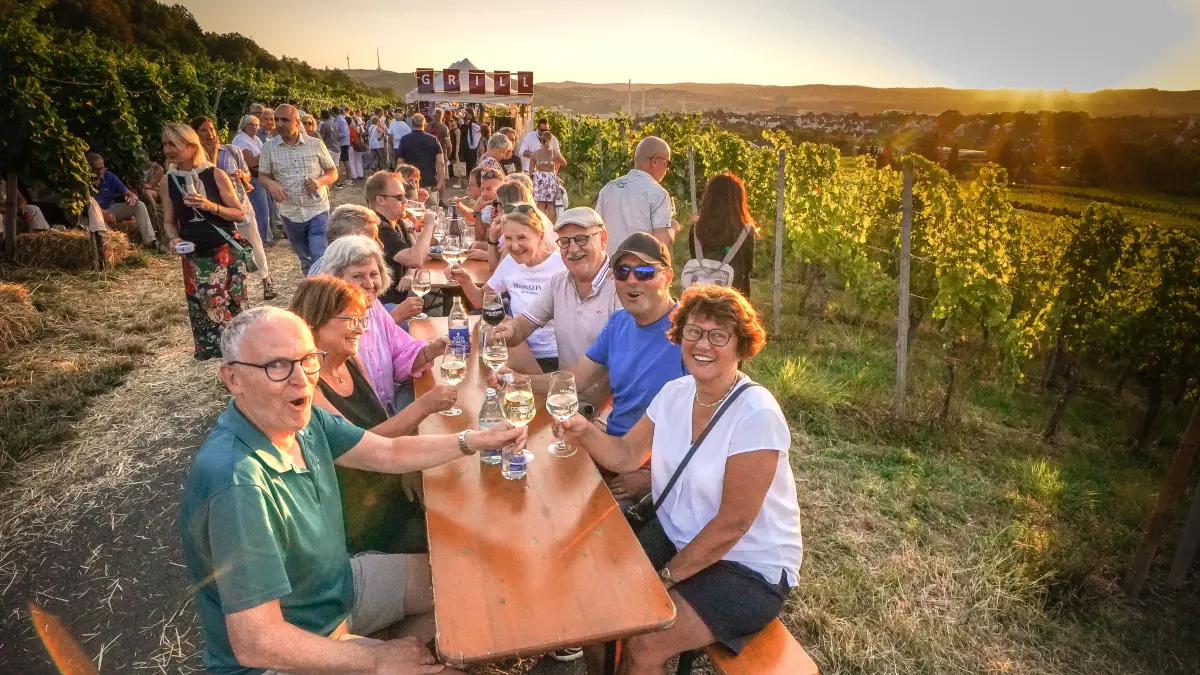 Gastro. Das Collegium Wirtemberg lädt zur Weinmeile. Hunderte Besucher genießen Wein und Sonnenuntergang in den Weinbergen mit Blick auf Stuttgart : Gastro. Das Collegium Wirtemberg lädt zur Weinmeile. Hunderte Besucher genießen Wein und Sonnenuntergang in den Weinbergen mit Blick auf Stuttgart