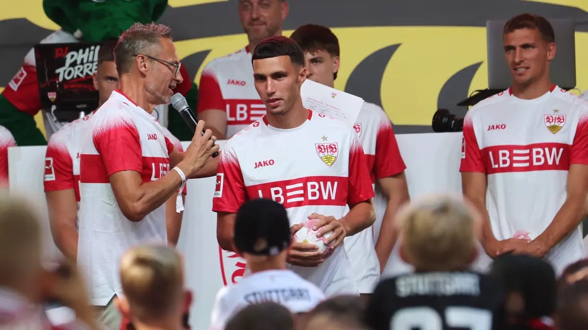VfB Stuttgart Saisoneröffnung : BAU // Stuttgart , VfB Stuttgart Saisoneröffnung VfB Stuttgart vs. Everton FC, v.l. Stadionsprecher Holger Laser, Bilal El Khannouss (vorn)