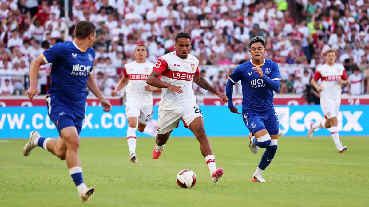 BAU // Stuttgart , VfB Stuttgart Saisoneröffnung VfB Stuttgart vs. Everton FC, Nikolas Nartey (VfB, Mitte), Charly Alcarez (Everton)